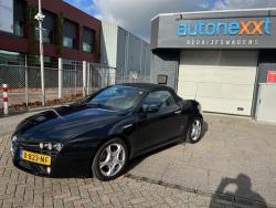 Alfa Romeo Spider 2.2 JTS Exclusive AIRCO I NAVIGATIE I LMV I ELEKTRISCH DAK I COMPLETE ONDERHOUDSHISTORIE Van tweede eigenaar, sinds 2009 in bezit gehad met complete onderhoudshistorie